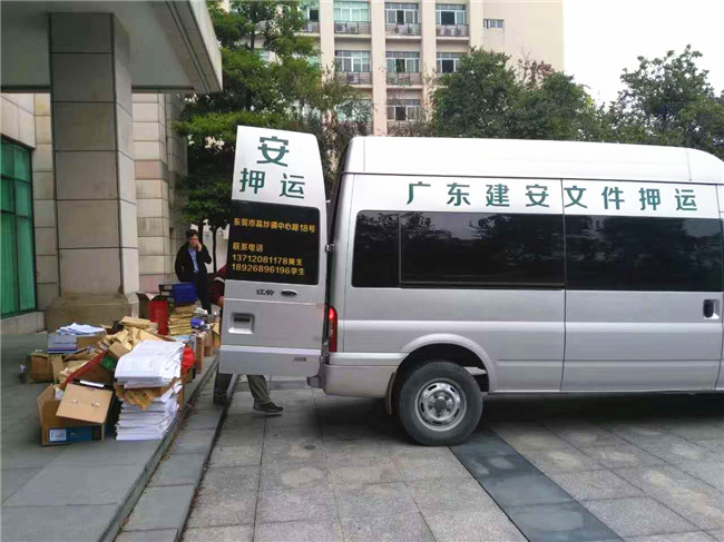 公司押運(yùn)專車